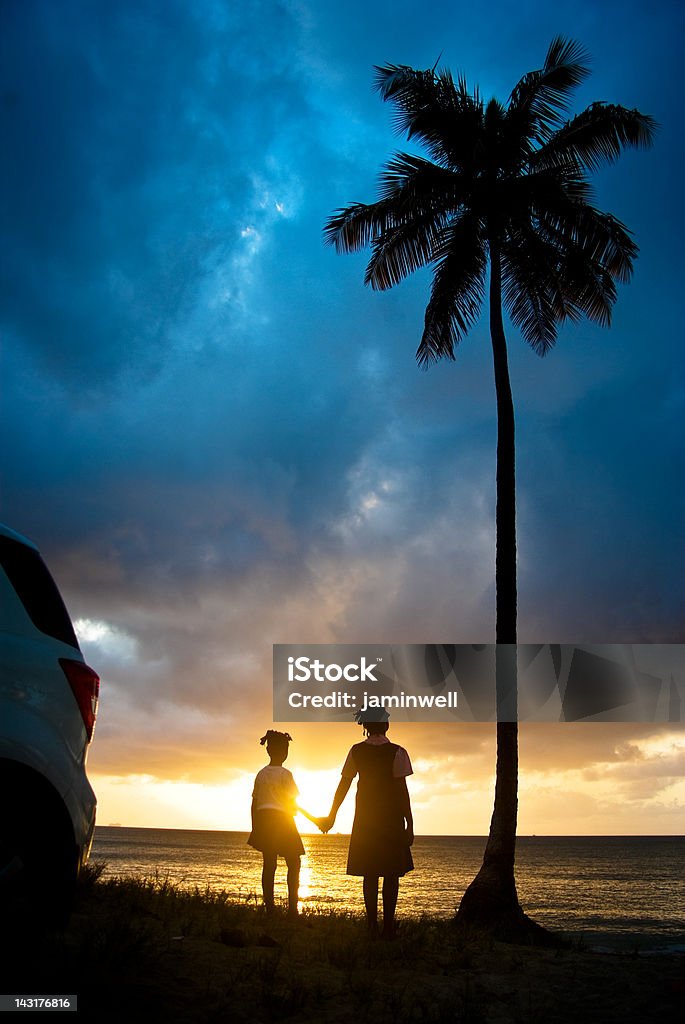 Dos Chica sosteniendo las manos en la playa al atardecer - Foto de stock de Islas Vírgenes Británicas libre de derechos