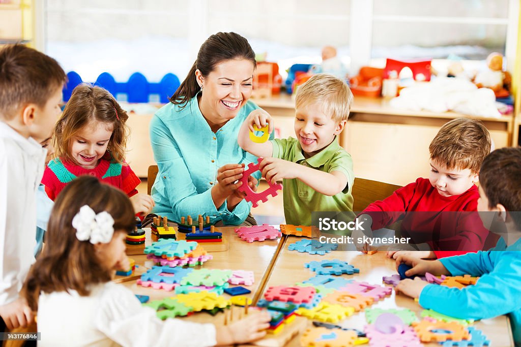 Kindergarten Lehrer spielen mit Kindern. - Lizenzfrei Kind Stock-Foto
