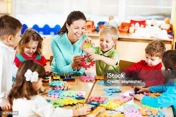 Kindergarten Lehrer Spielen Mit Kindern Stockfoto und mehr Bilder von Kind - Kind, Lehrkraft, Lächeln