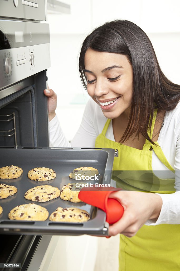 Adorable percibir el aroma de las galletas - Foto de stock de Horno - Cocina libre de derechos