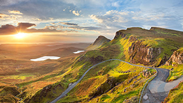 quiraing, amanecer en la isla de skye, escocia - escocia fotografías e imágenes de stock