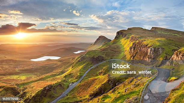 Alba A Quiraing Skye Scozia - Fotografie stock e altre immagini di Scozia - Scozia, Highlands scozzesi, Paesaggio