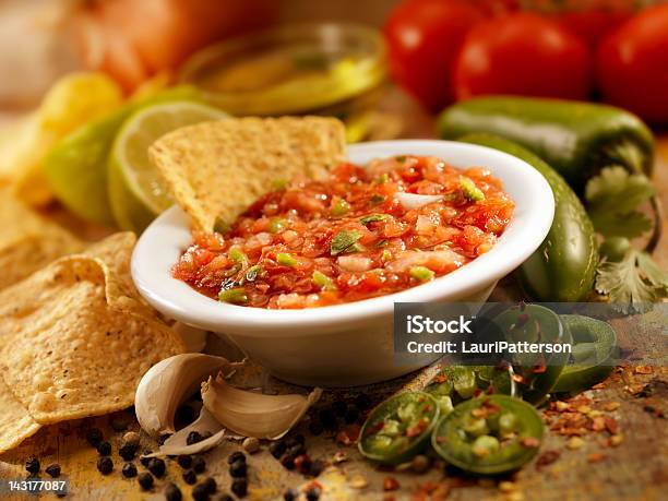 Batatas Fritas E Salsa - Fotografias de stock e mais imagens de Acompanhamento - Acompanhamento, Alho, Alimentação Saudável