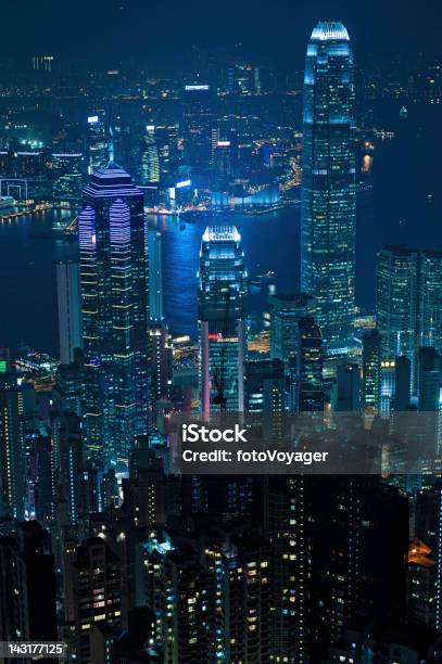 Futuristico Neon Città Di Notte Di Grattacieli Di Hong Kong - Fotografie stock e altre immagini di Città