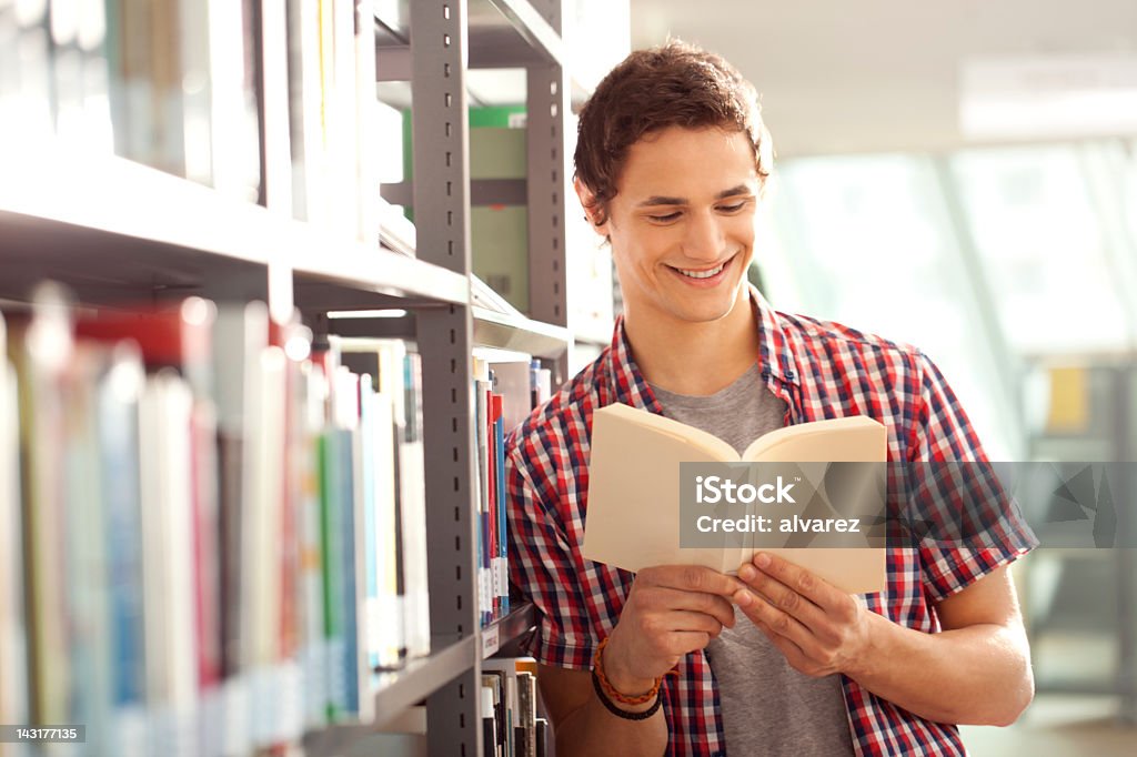 Jovem ler a biblioteca - Royalty-free Livro Foto de stock