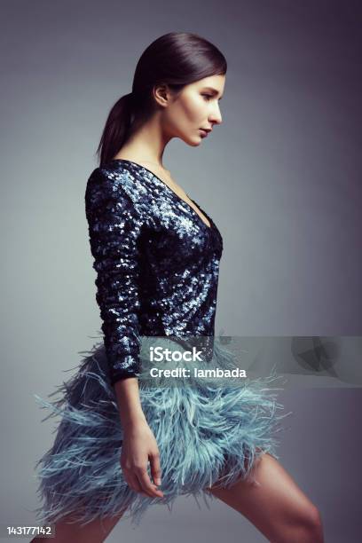 Hermosa Mujer En Ropa De Moda Foto de stock y más banco de imágenes de Vestido - Vestido, Pluma de ave, Lentejuela