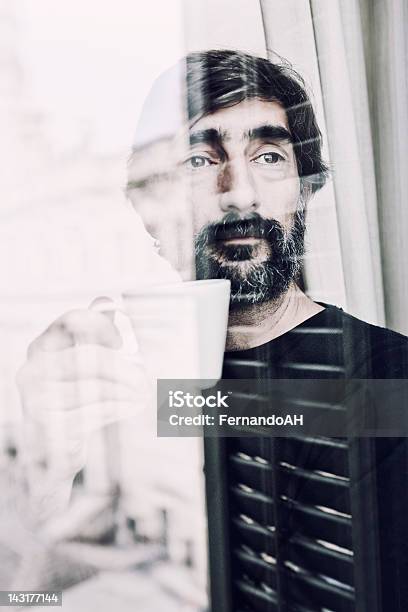 카메라를 향해 미소 짓는 생각에 잠긴 중간 노인 술마시기 커피 루킹 창을 통해 40-44세에 대한 스톡 사진 및 기타 이미지 - 40-44세, 검정 머리, 남자