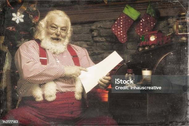 Photo libre de droit de Des Photos De Vrais Santa Claus Vérifier Sa Liste Deux Fois banque d'images et plus d'images libres de droit de Adulte