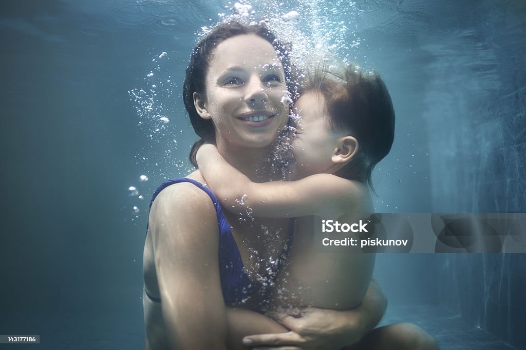 Mère et fille sous l'eau - Photo de 2-3 ans libre de droits