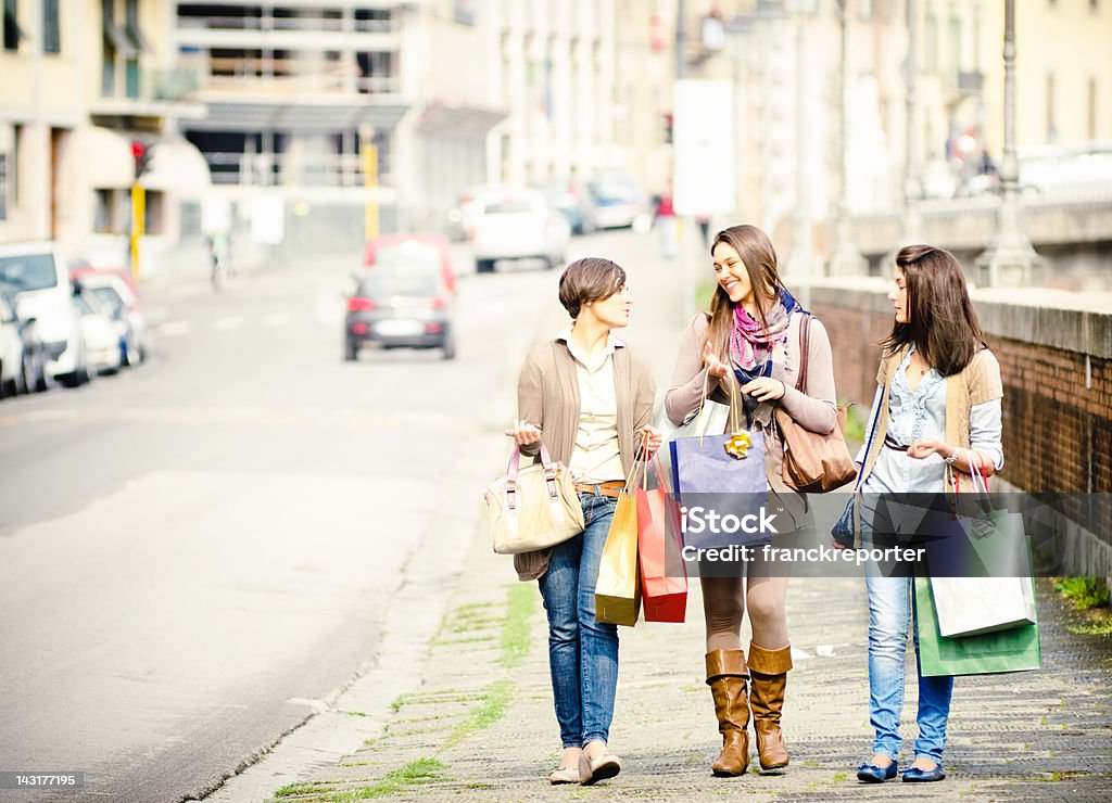 Felicità ragazza camminare in città con shopping bag - Foto stock royalty-free di 20-24 anni