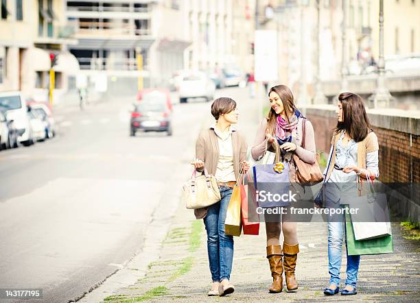 Felicità Ragazza Camminare In Città Con Shopping Bag - Fotografie stock e altre immagini di 20-24 anni