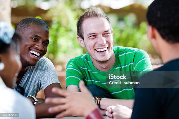 Jovem Grupo De Estudantes A Divertirse - Fotografias de stock e mais imagens de 20-29 Anos - 20-29 Anos, Adolescente, Adolescência