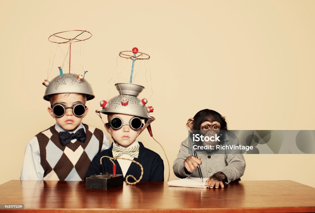 Jovem garoto Nerds não experimentar Chimpanzé - Foto de stock de Chimpanzé royalty-free