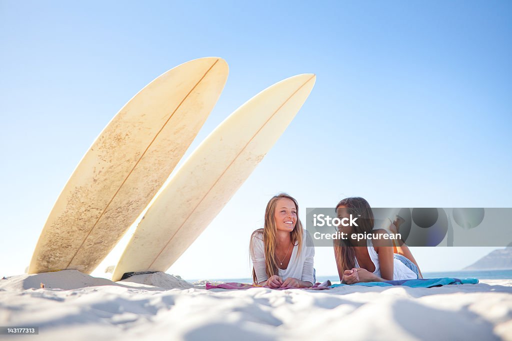 Dois Surfistas adolescente rir e gossiping na praia - Royalty-free Surf Foto de stock