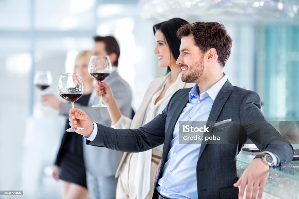 Grupo de jóvenes empresarios, colegas de trabajo brindis en el restaurante - Foto de stock de Adulto libre de derechos