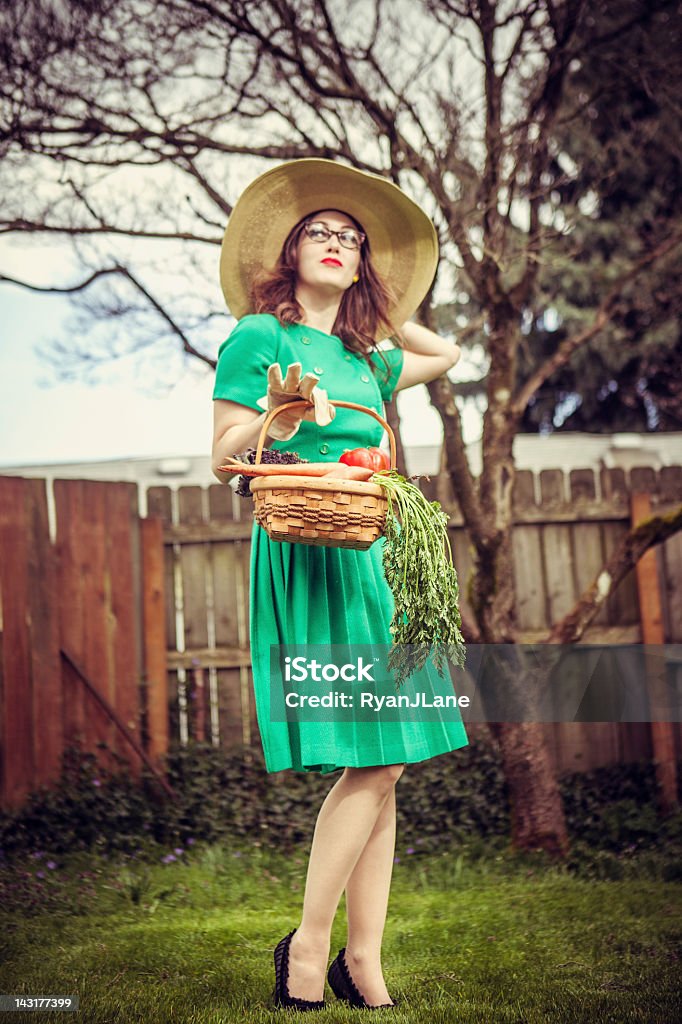 Stile anni Cinquanta casalinga con cesto di verdura - Foto stock royalty-free di 1950-1959