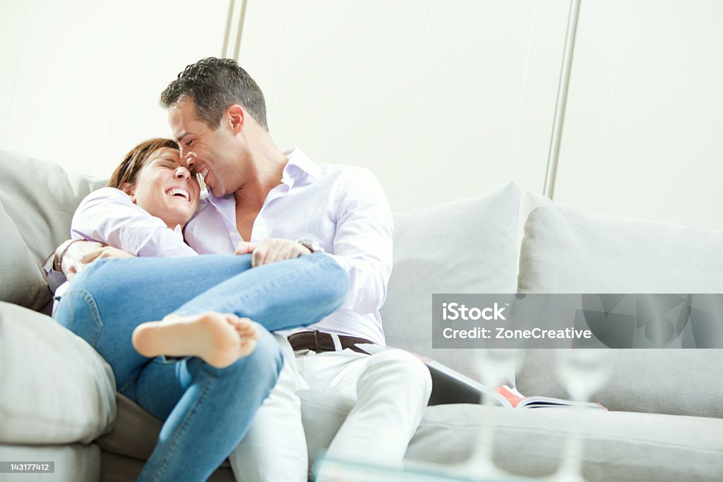 Junges Paar, die Spaß auf der couch - Lizenzfrei Angesicht zu Angesicht Stock-Foto