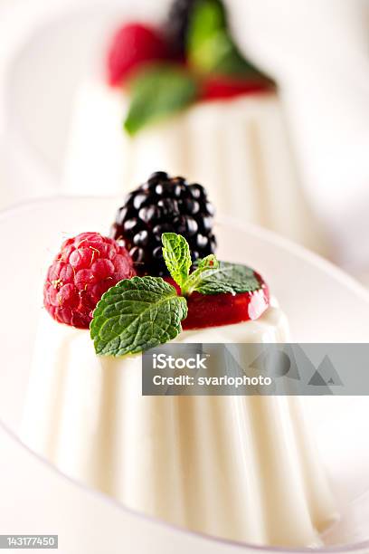 Panna Cotta Mit Frischen Beeren Stockfoto und mehr Bilder von Panna Cotta - Panna Cotta, Brombeere - Brombeere und Himbeere, Amerikanische Heidelbeere