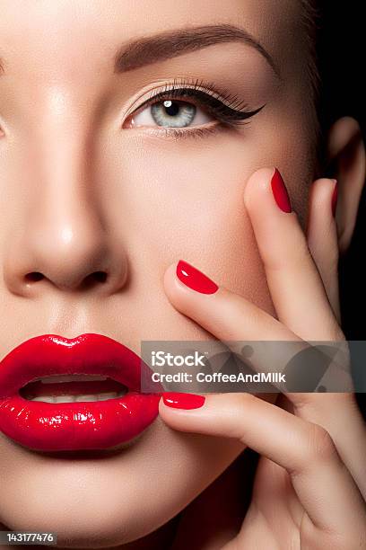 Schöne Frau Stockfoto und mehr Bilder von Roter Nagellack - Roter Nagellack, Eine Frau allein, Schönheit