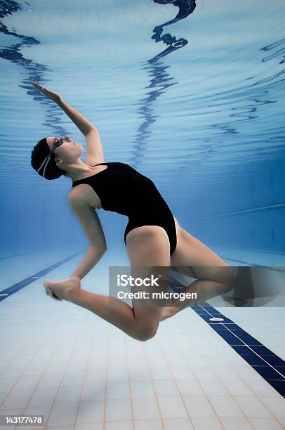 Foto de Submarino Dançarino e mais fotos de stock de Só Uma Mulher - Só Uma Mulher, Adulto, Artista