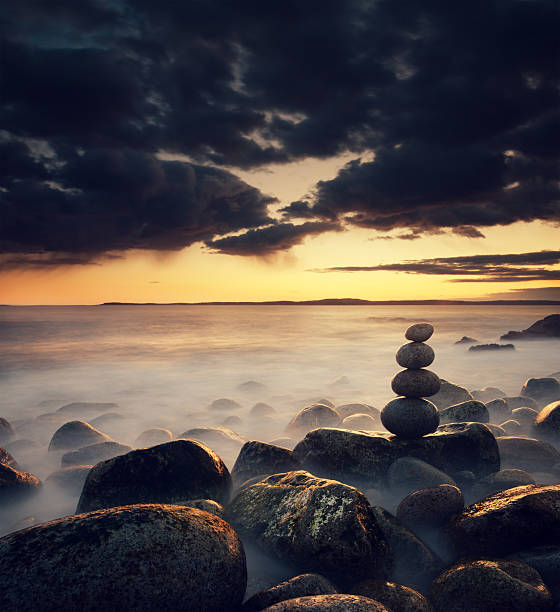 バランスの夕暮れ - zen like sea horizon over water blurred motion ストックフォトと画像