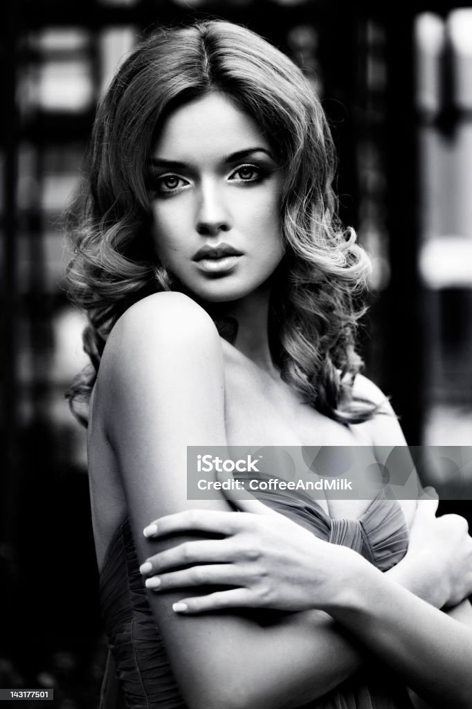 아름다운 여자 - 로열티 프리 흑백 스톡 사진
