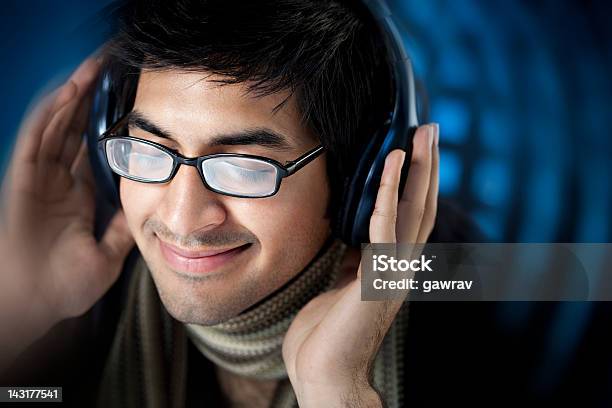 Счастливый Случайный Молодой Человек Слушать Музыку — стоковые фотографии и другие картинки Очки