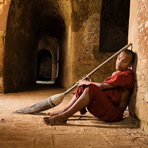 buddyjski mnich nowicjusz wewnątrz temple - cambodia bagan archaeological zone indoors color image zdjęcia i obrazy z banku zdjęć