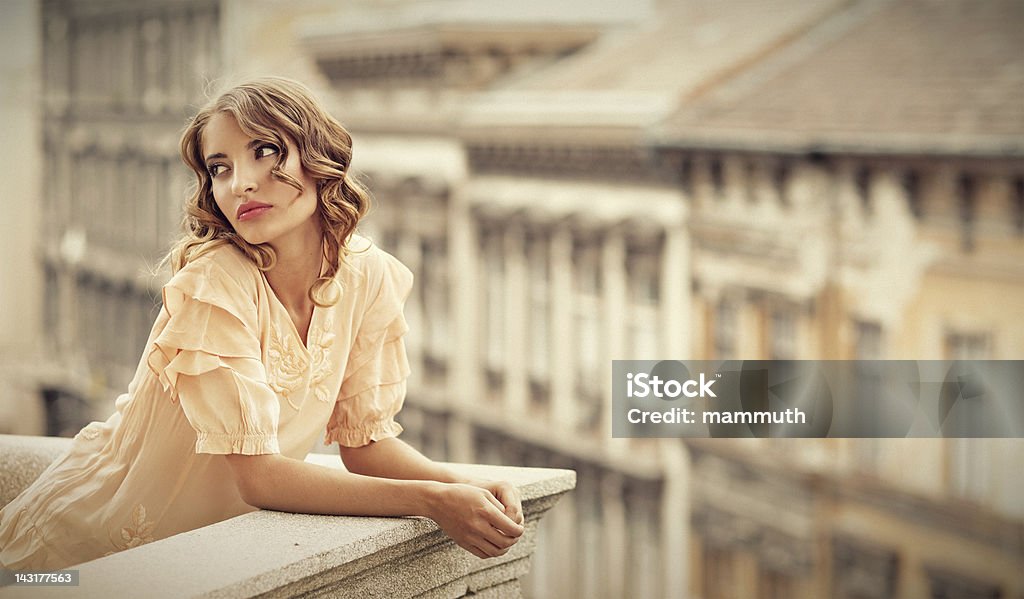 Chica retro en el balcón - Foto de stock de 1920-1929 libre de derechos