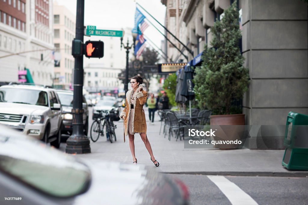 Belle élégante jeune femme modèle Fashion sur le centre-ville animé Street - Photo de Coin libre de droits