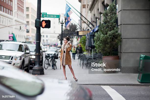 Foto de Bela Elegante Jovem Mulher Moda Modelo Na Rua Movimentada Do Centro Da Cidade e mais fotos de stock de Canto