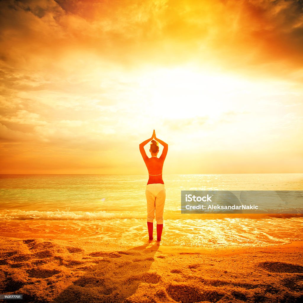 Saludo al sol - Foto de stock de Brazos estirados libre de derechos