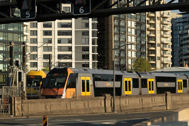 milsons point, sydney, nouvelle-galles du sud, australie - deux trains de sydney se sont arrêtés à la gare de milsons point. un train se dirige vers le nord jusqu’à berowra; l’autre se dirige vers le sud jusqu’à central. - milsons point photos et images de collection