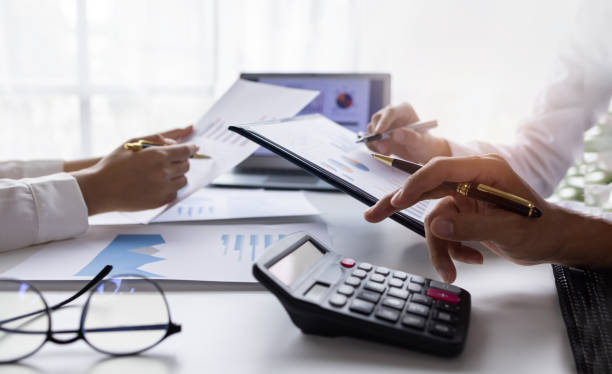 equipo de empresarios que trabajan en el lugar de trabajo con tableta y documento, haciendo planificación analizando informe financiero de impuestos, inversión del plan de negocios, análisis financiero discusiones económicas de negocios. - loan fotografías e imágenes de stock