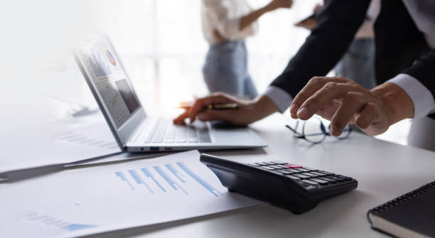 Team of Business people working at workplace with tablet and document, doing planning analyzing Tax financial report, business plan investment, finance analysis Economic business discussions. equipo de empresarios que trabajan en el lugar de trabajo con tableta y documento, haciendo planificación analizando informe financiero de impuestos, inversión del plan de negocios, análisis financiero discusiones económicas de negocios.