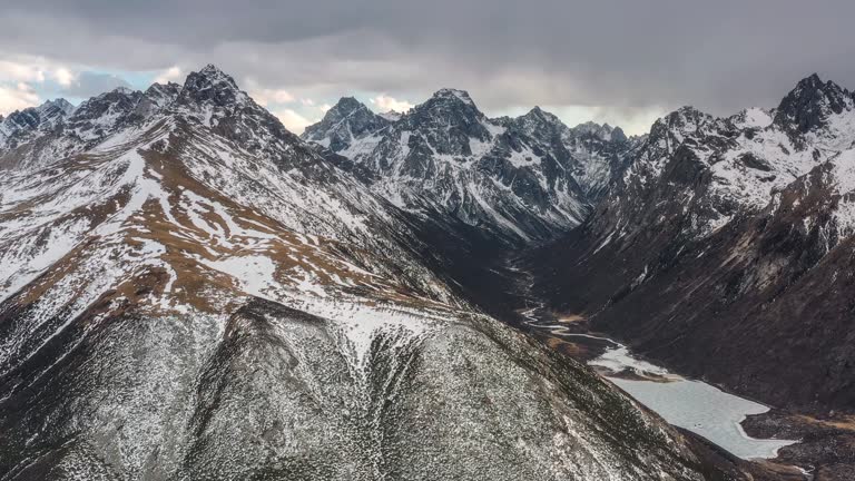 The lakes in western Sichuan haven't melted in early spring