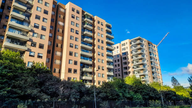 edificios residenciales con cielo azul - high rise apartments fotografías e imágenes de stock