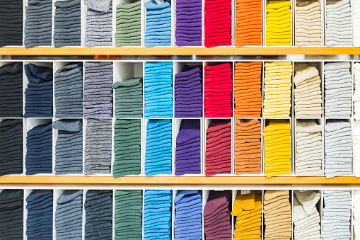 istock Calcetines multicolores apilados en estantes en la tienda 1431849735