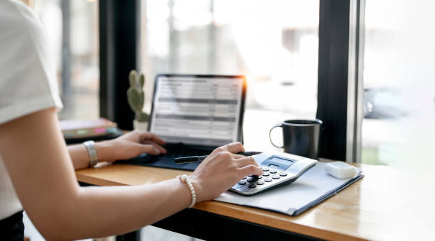 contador trabajando inversión financiera en calculadora, calcular, analizar el crecimiento del negocio y el marketing - calculadora fotografías e imágenes de stock