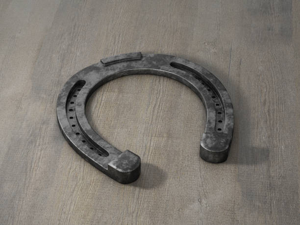hufeisen auf holzhintergrund - horseshoe horseshoes old rusty stock-fotos und bilder