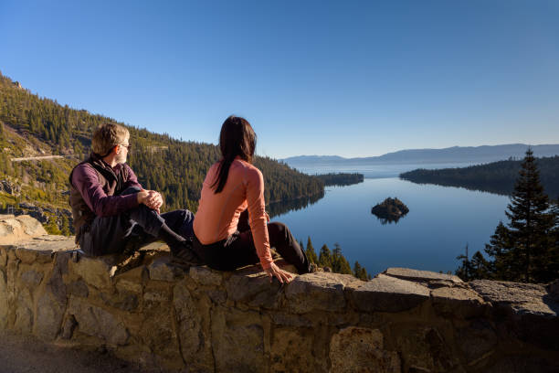 una pareja disfrutando de la vista de emerald bay por la mañana, california, ee.uu. - pleasant bay fotografías e imágenes de stock