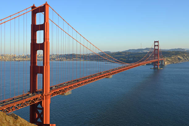 puente golden gate, puente colgante que atraviesa golden gate, estrecho que conecta la bahía de san francisco y el océano pacífico. san francisco, california - bridge road city golden gate bridge fotografías e imágenes de stock