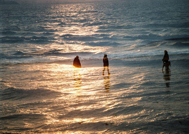 dupla exposição do pôr do sol e caminhantes, 35mm - silhouette three people beach horizon - fotografias e filmes do acervo