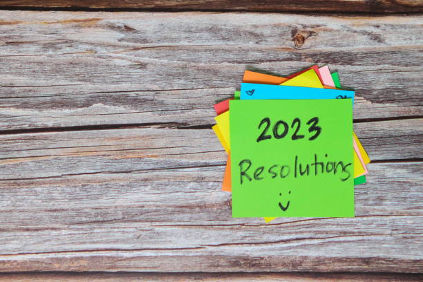 objetivos, resoluciones y concepto de lista de deseos para el año nuevo 2023. notas adhesivas coloridas sobre fondo de madera. - propósito de año nuevo fotografías e imágenes de stock