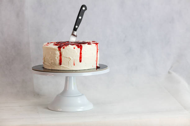 designerski szef kuchni dekorujący białoczerwony krwawy horror kryminalny tort na halloween party - blood cake zdjęcia i obrazy z banku zdjęć