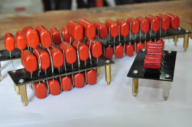 주황색 마일라 커패시터가 병렬로 연결되어 있습니다. - oscillator 뉴스 사진 이미지