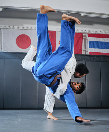 Close-up on a yellow belt tied around a kimono.