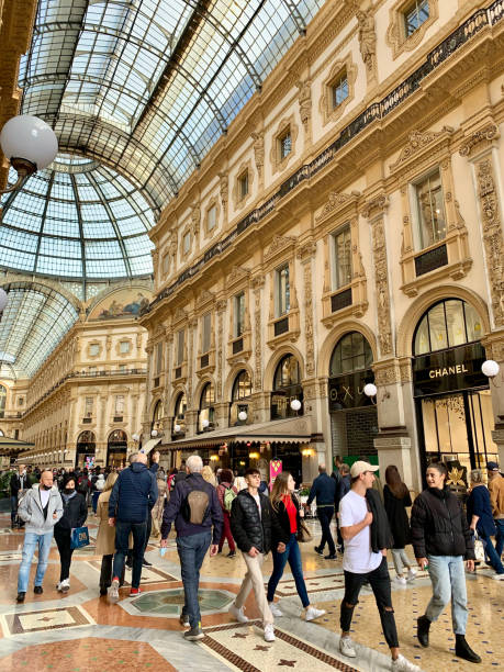 la galleria vittorio emanuele ii en milán, italia - shopping milan italy retail shopping mall fotografías e imágenes de stock