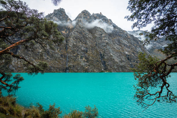 laguna 69는 huascaran 국립 공원에서 가장 유명한 하이킹입니다. - mountain peru cordillera blanca mountain range 뉴스 사진 이미지