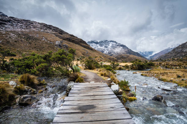 laguna 69 è l'escursione più famosa nel parco nazionale di huascaran - huaraz foto e immagini stock